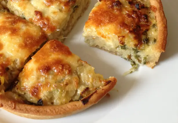 Foto von Homity Pie - Der herzhafte englische Kartoffel-Käse-Kuchen – fertig angerichtet