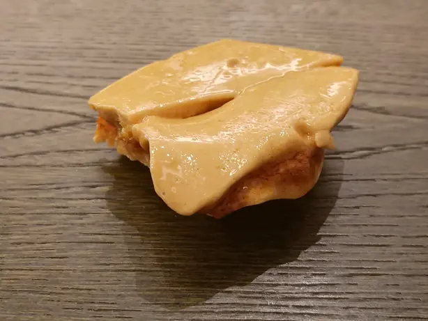 Foto von Honeycomb Toffee - Goldener Karamell-Crunch mit Bienenwabenstruktur – fertig angerichtet