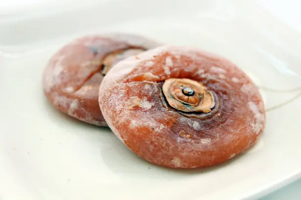 Foto von Hoshigaki – Traditionelle japanische massierte Trockenkakis – fertig angerichtet