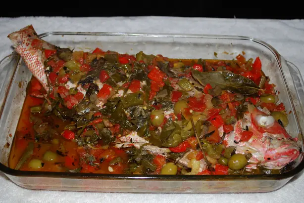 Foto von Huachinango a la Veracruzana - Roter Schnapper nach Veracruz-Art – fertig angerichtet