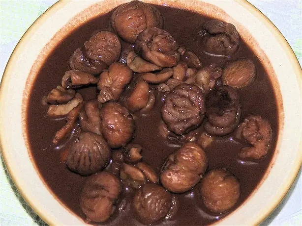 Foto von Imbuljuta tal-Qastan – Maltesischer Kakao-Kastanien-Trunk – fertig angerichtet