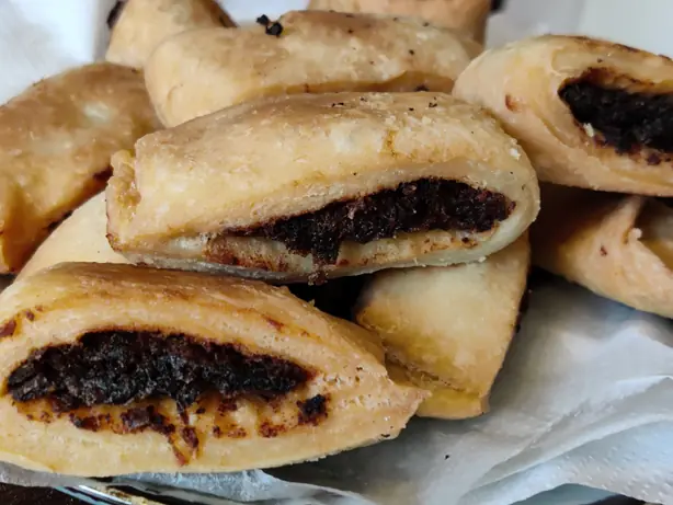 Foto von Imqaret – Knusprige maltesische Dattel-Diamanten – fertig angerichtet