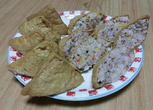 Foto von Inarizushi - Süsse, gefüllte Tofutaschen mit Sushi-Reis – fertig angerichtet