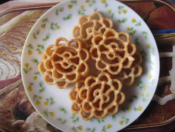 Foto von Indische Rosenkekse (Rose Cookies / Achappam) – fertig angerichtet