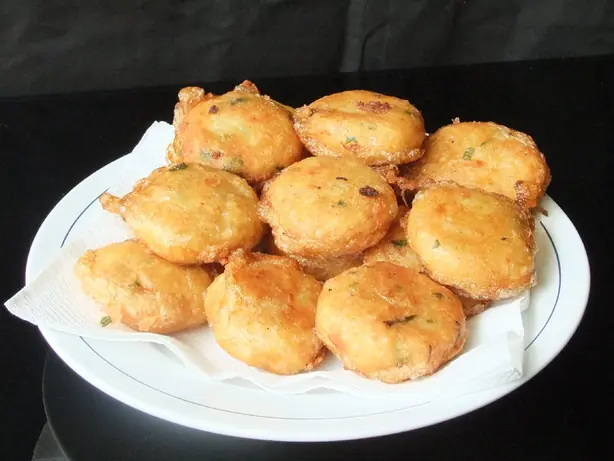 Foto von Indonesische Kartoffel-Frikadellen (Perkedel Kentang) – fertig angerichtet