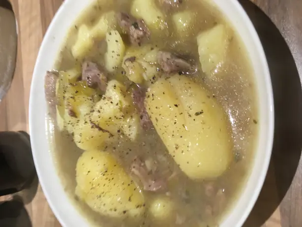 Foto von Irisches Skirts and Kidneys (Corkscher Innereien-Eintopf) – fertig angerichtet