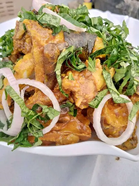 Foto von Isi Ewu - Traditioneller Nigerianischer Ziegenkopf-Eintopf – fertig angerichtet