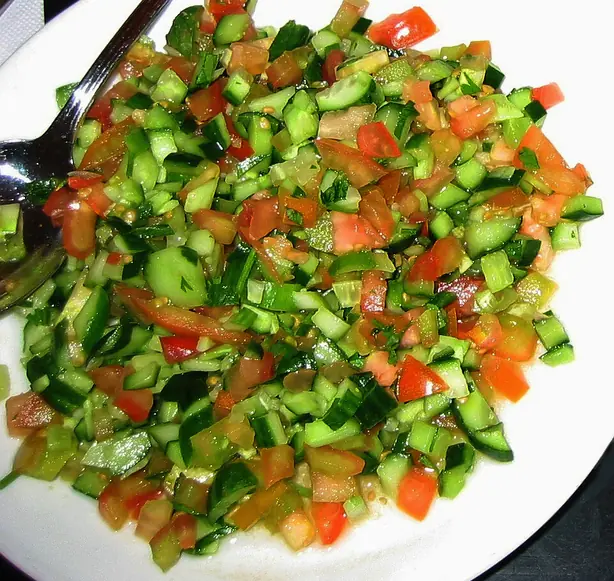 Foto von Israelischer Salat - Der frische Klassiker aus feinsten Gemüsewürfeln – fertig angerichtet