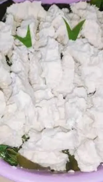 Foto von Itak Gurgur - Traditioneller Batak-Reiskuchen mit Kokos – fertig angerichtet