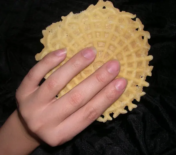 Foto von Italienische Pizzelle (Traditionelle Waffelkekse) – fertig angerichtet