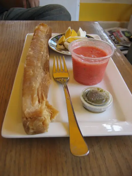 Foto von Jachnun - Das legendäre jemenitische Sabbat-Gebäck – fertig angerichtet