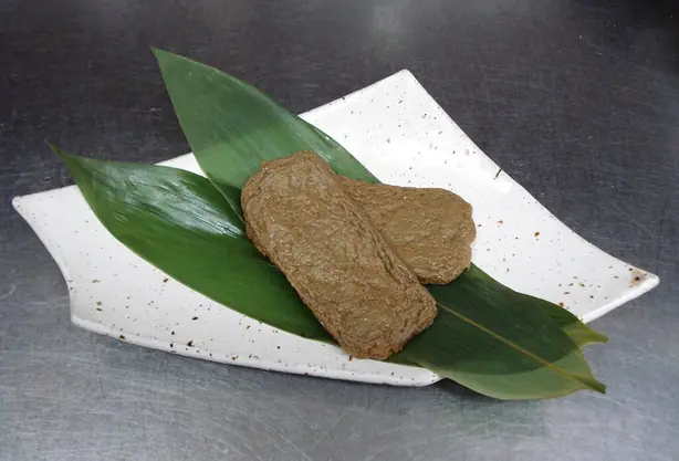 Foto von Jakoten – Traditionelle japanische Fischkuchen aus Uwajima – fertig angerichtet