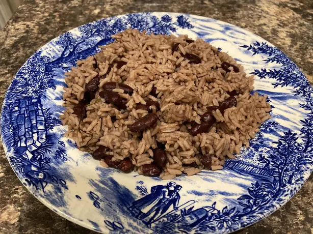 Foto von Jamaikanisches Rice and Peas (Reis und Erbsen) – fertig angerichtet