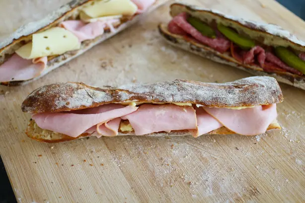 Foto von Jambon-beurre: Das französische Kult-Sandwich – fertig angerichtet