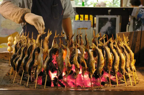 Foto von Japanische Kushiyaki Variationen - Der ultimative Grillspieß-Guide – fertig angerichtet