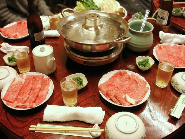 Foto von Japanisches Shabu-shabu – fertig angerichtet