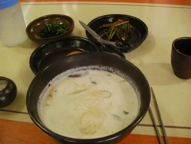 Foto von Jat-guksu (Koreanische Pinienkern-Nudelsuppe) - Cremig, nussig & erfrischend – fertig angerichtet