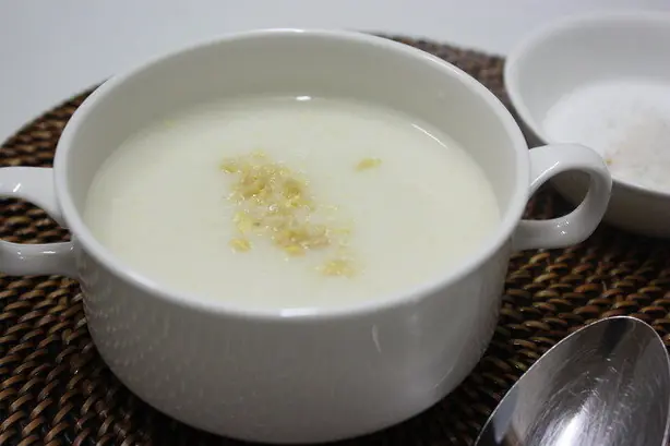 Foto von Jatjuk (Koreanischer Pinienkern-Porridge) - Seidig & Nussig – fertig angerichtet