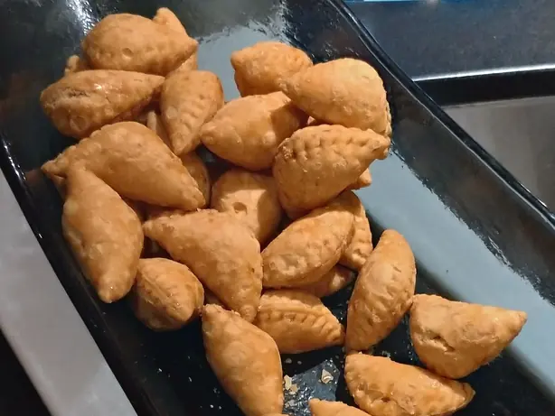 Foto von Jau Gok (Yau Gok) – Knusprige süße Glücksteigtaschen – fertig angerichtet