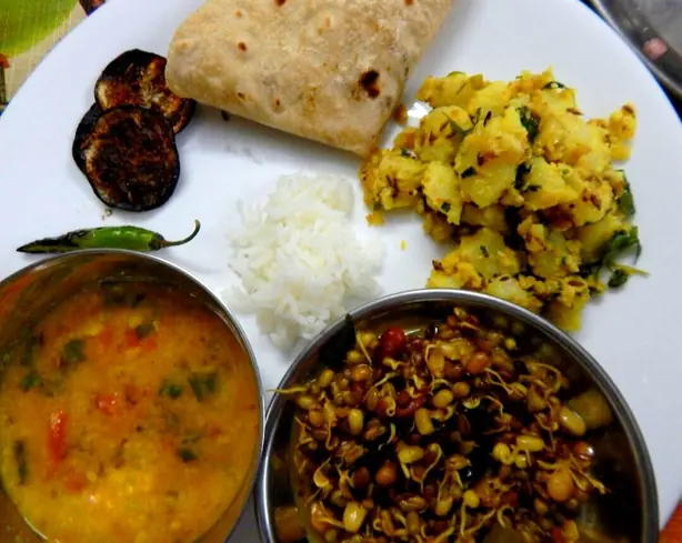 Foto von Jeera Aloo – Würzige indische Kreuzkümmel-Kartoffeln – fertig angerichtet