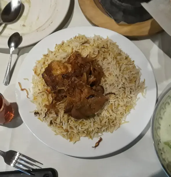 Foto von Jemenitisches Haneeth - Zartes Lamm aus dem Ofen – fertig angerichtet