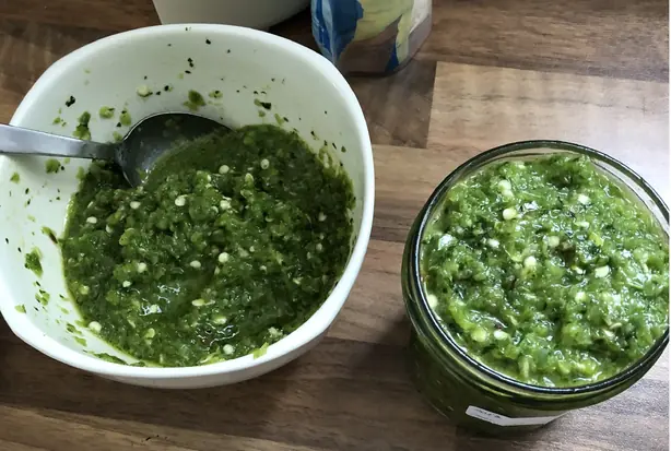 Foto von Jemenitisches Sahawiq (Grüne Chili-Paste / Zhug) – fertig angerichtet