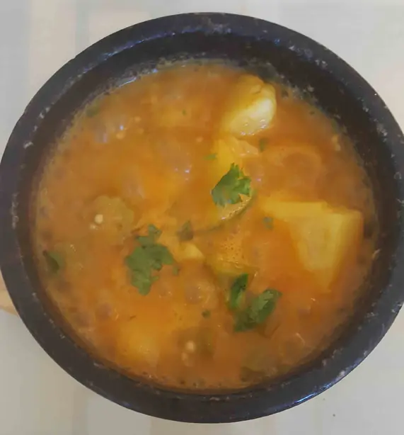 Foto von Jemenitisches Saltah (Der nationale Eintopf) – fertig angerichtet