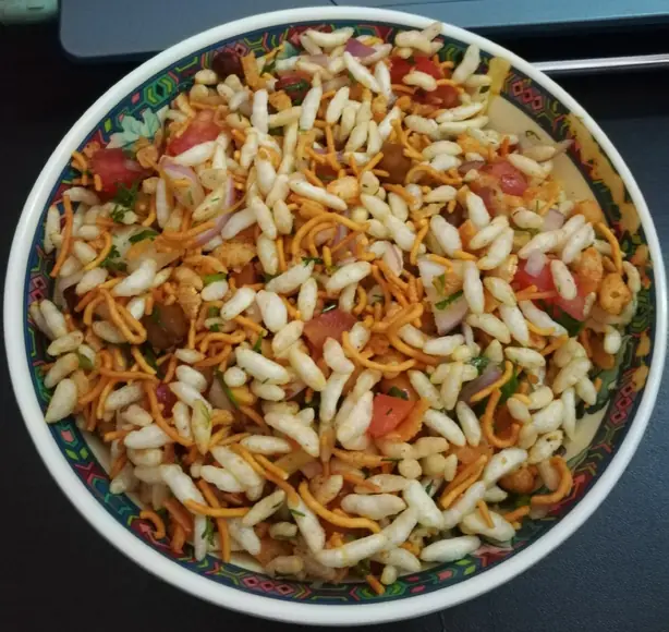 Foto von Jhalmuri - Der feurige Streetfood-Klassiker aus Bengalen – fertig angerichtet