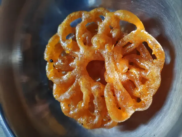 Foto von Jilapi (Jalebi) - Goldene Sirup-Spiralen mit Safran – fertig angerichtet