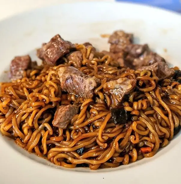 Foto von Jjapaguri (Ram-don) – Der Kult-Nudel-Mix aus 'Parasite' – fertig angerichtet