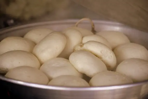 Foto von Jjinppang – Koreanische gedämpfte Rote-Bohnen-Brötchen – fertig angerichtet