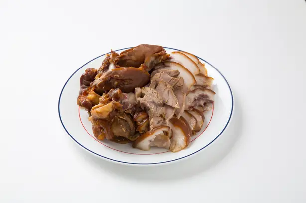 Foto von Jokbal - Koreanische geschmorte Schweinefüße – fertig angerichtet