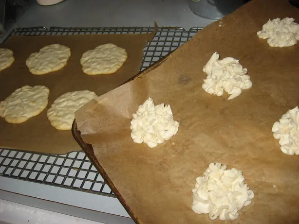 Foto von Jumbles - Historische geknotete Butterkekse mit Anis-Note – fertig angerichtet