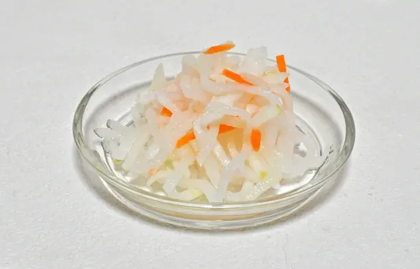 Foto von Kōhaku Namasu – Japanischer süß-saurer Rettich-Karotten-Salat – fertig angerichtet