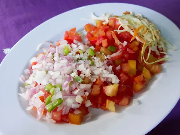 Foto von Kachumbari - Der erfrischende ostafrikanische Tomaten-Zwiebel-Salat – fertig angerichtet