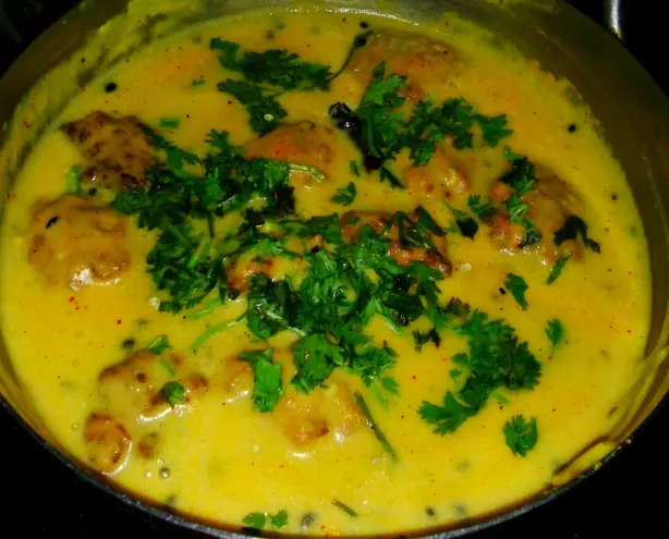 Foto von Kadhi Pakora – Cremiges indisches Joghurt-Curry mit knusprigen Kichererbsen-Bällchen – fertig angerichtet