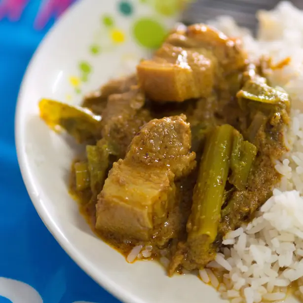 Foto von Kaeng Thepho - Thailändisches Schweinebauch-Curry mit Wasserspinat – fertig angerichtet