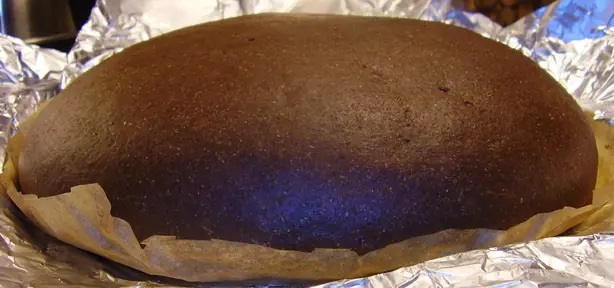 Foto von Kalakukko – Der finnische Fisch im Roggenmantel – fertig angerichtet