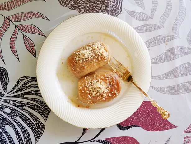 Foto von Kalburabastı - Das osmanische Sirup-Gebäck mit Walnussfüllung – fertig angerichtet