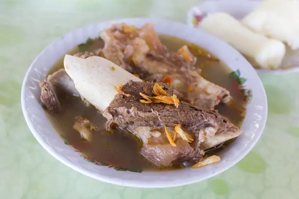 Foto von Kaledo – Die legendäre Ochsenbeinsuppe aus Sulawesi – fertig angerichtet