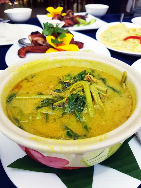 Foto von Kambodschanische Saure Suppe (Samlor Machu) – fertig angerichtet