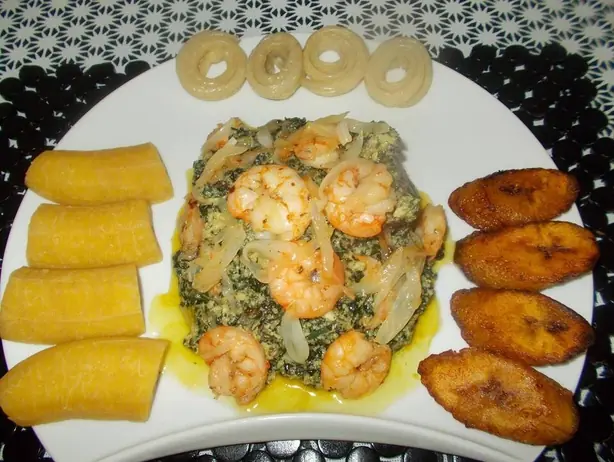 Foto von Kameruner Ndolé - Der cremige Bitterblatt-Eintopf mit Erdnüssen – fertig angerichtet