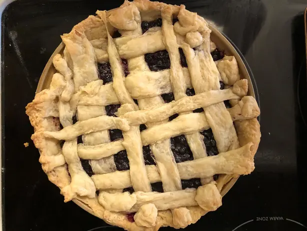 Foto von Kanadischer Saskatoon-Beeren-Kuchen (Saskatoon Pie) – fertig angerichtet