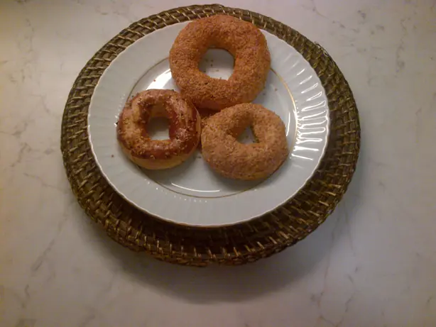 Foto von Kandil Simidi – Traditionelle Türkische Sesamringe mit Mahlep – fertig angerichtet