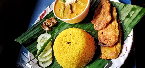 Foto von Kanika - Süßer indischer Gewürzreis aus Odisha – fertig angerichtet