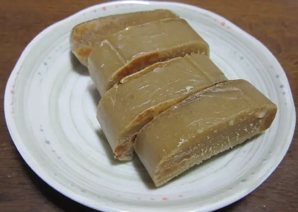Foto von Kankoro Mochi – Traditionelle Süßkartoffel-Reiskuchen aus Nagasaki – fertig angerichtet
