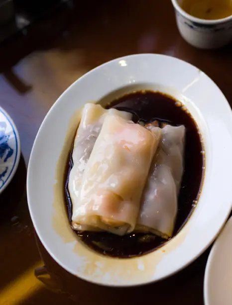 Foto von Kantonesische Reisnudelrollen mit Garnelen (Cheung Fun) – fertig angerichtet