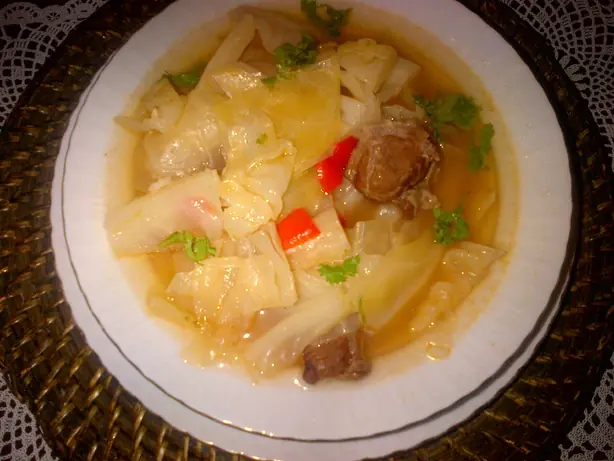 Foto von Kapuska - Türkischer Weißkohleintopf mit Hackfleisch & Reis – fertig angerichtet