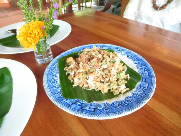 Foto von Karedok – Sundanesischer Rohkostsalat mit würziger Erdnusssauce – fertig angerichtet