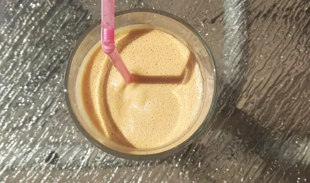 Foto von Karibischer Peanut Punch (Cremiger Erdnuss-Drink) – fertig angerichtet